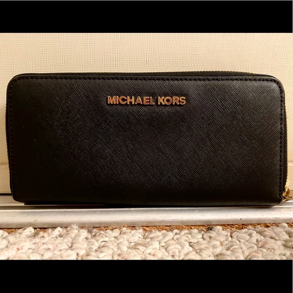 Michael Kors zipper Wallet - Picture 1 of 4